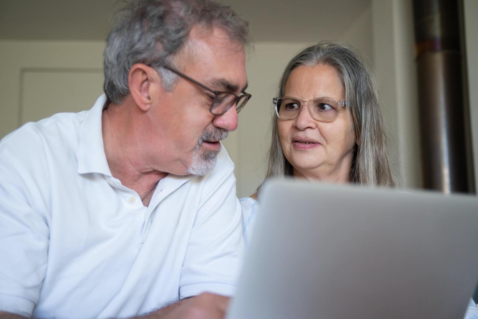 Zwei Personen sitzen am Computer und sehen sich an