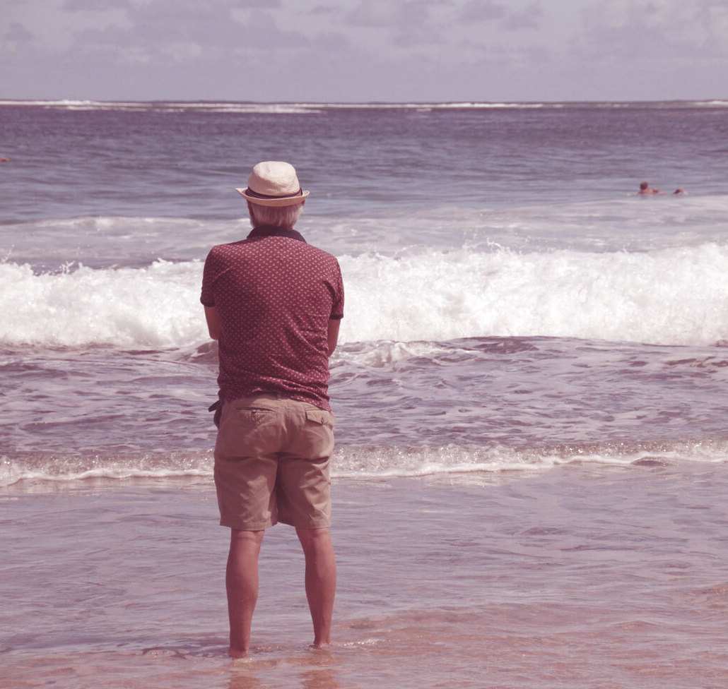 Herr blickt aufs Meer